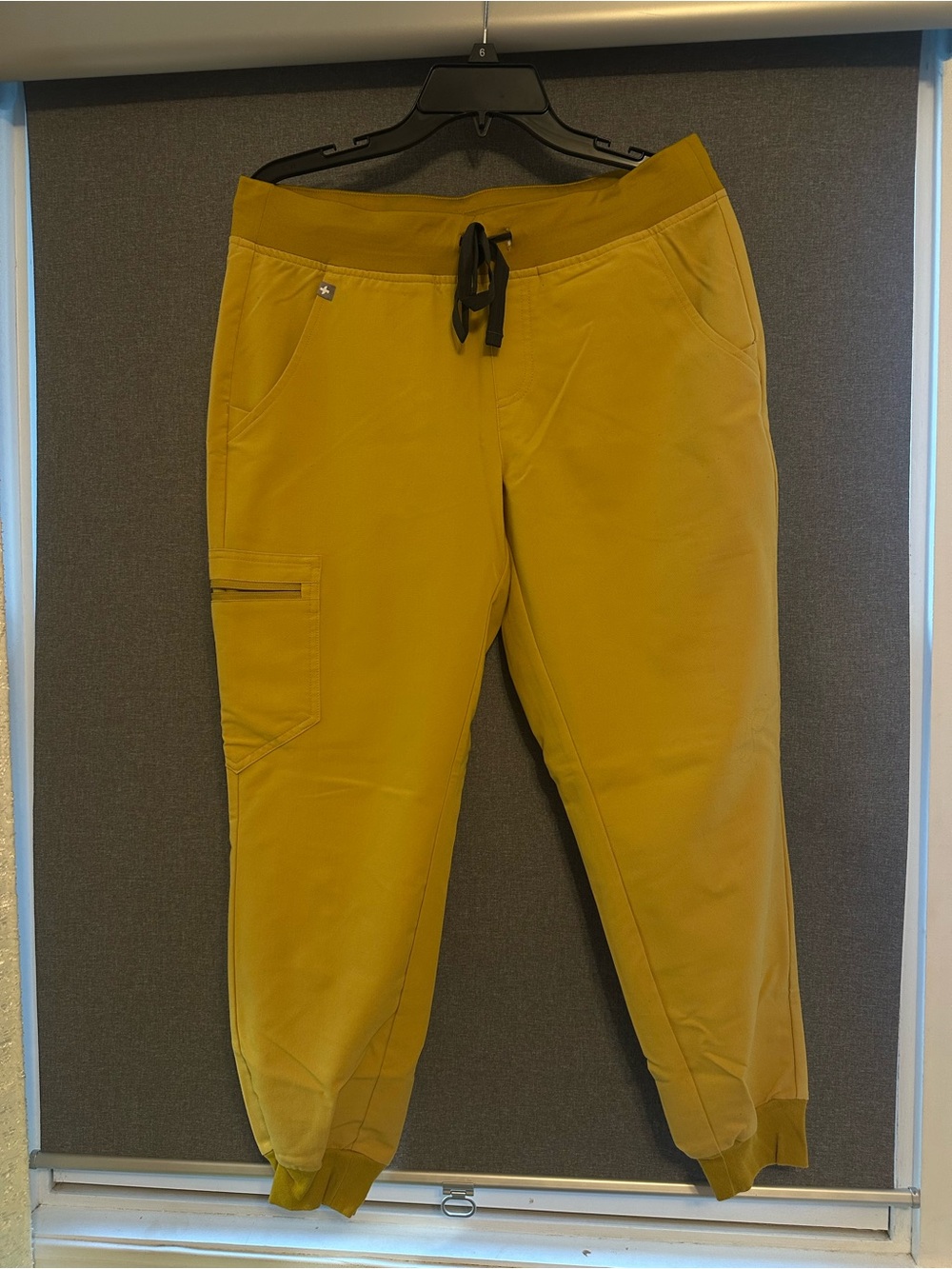 FIGS woman’s Zamora Gold scrub pants - m/p - Picture 1 of 3